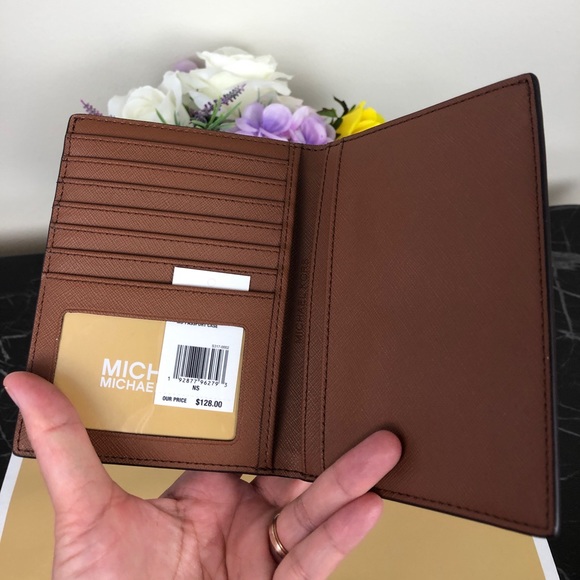 Michael Kors Passport wallet signature ❤️ - Picture 5 of 5